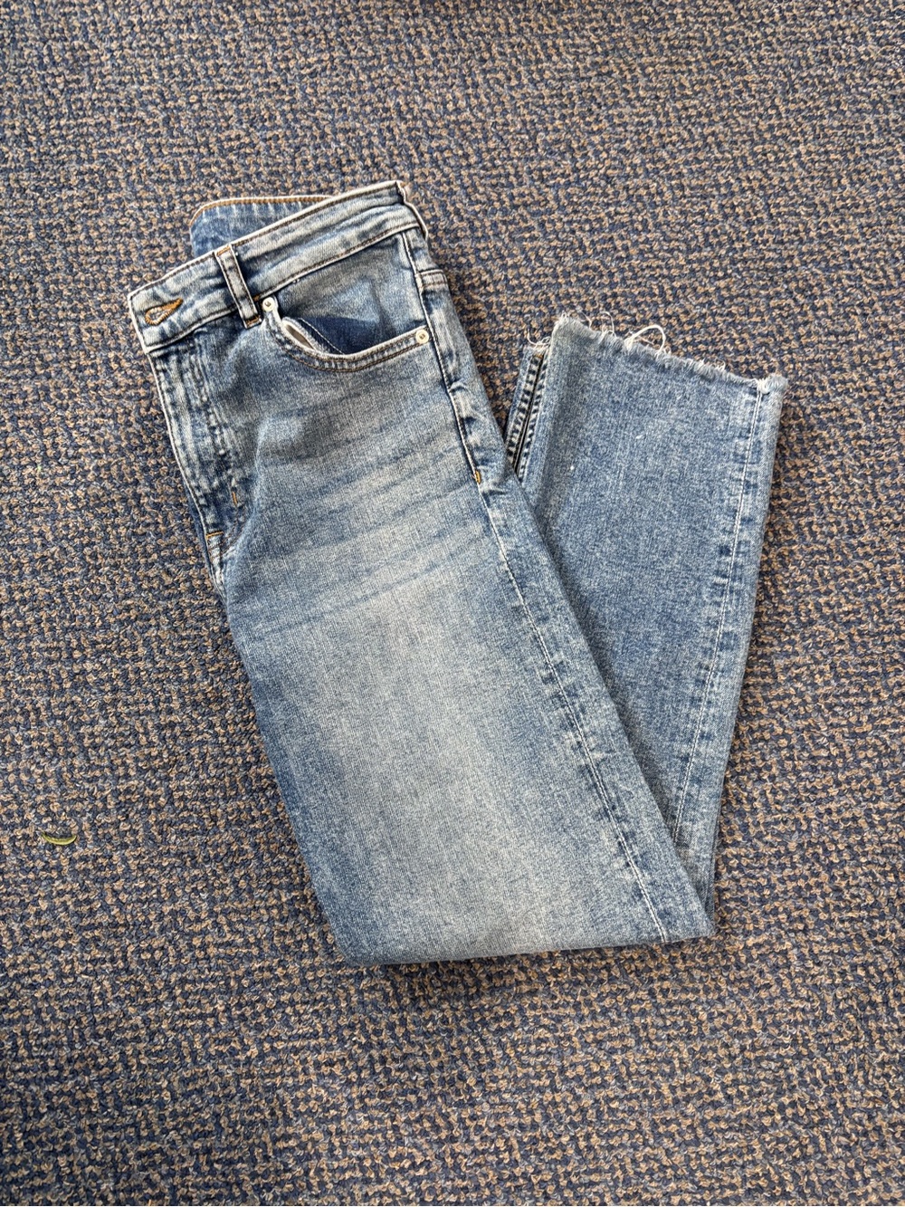 Women’s Classic Light Blue Denim Jeans Straight Cut Raw Edge Mid rise